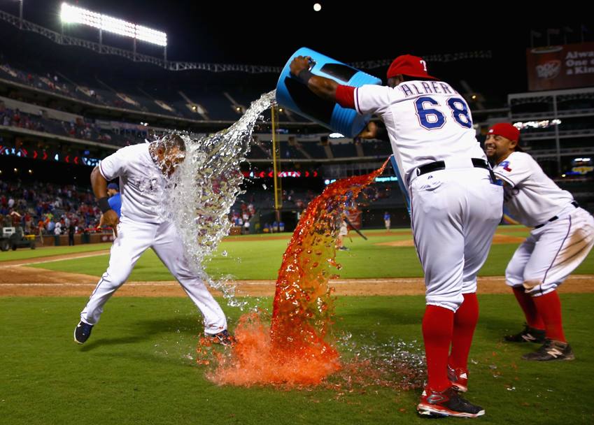 Festa con doccia per Adrian Beltre dei Texas Rangers al termine della partita vinta contro i Detroit Tigers. Arlington ,Texas. (Afp)